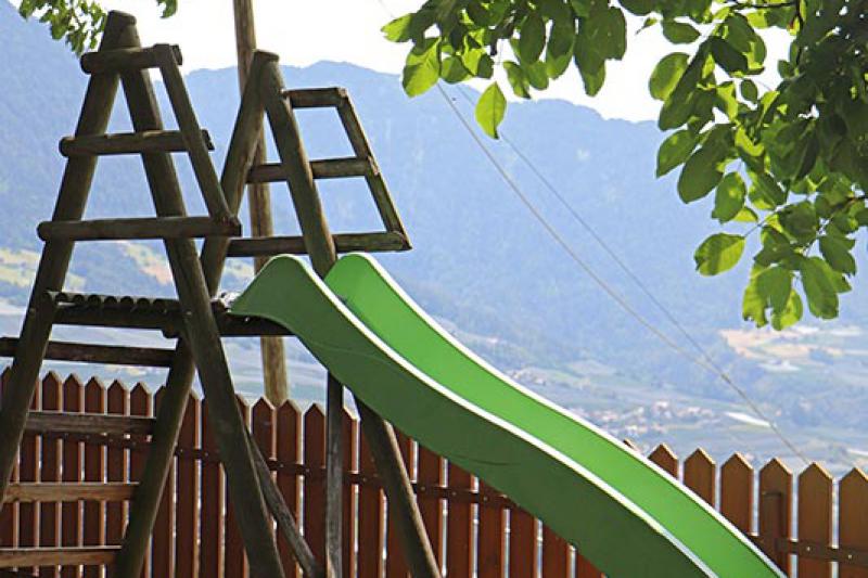 Parco giochi con scivolo