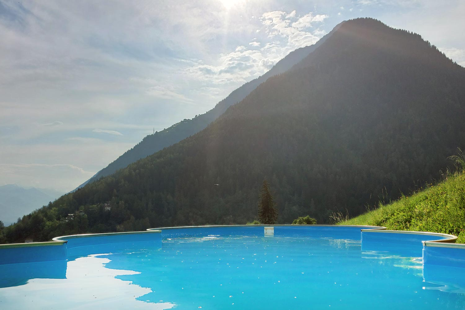 Schwimmbad mit Panoramablick